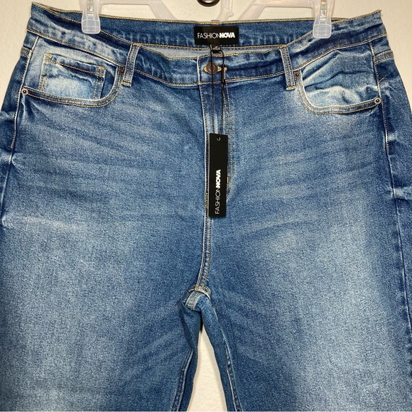 NWT FASHION NOVA Women’s Plus Size 18 Distressed High Rise Jeans Medium Wash - Picture 3 of 16